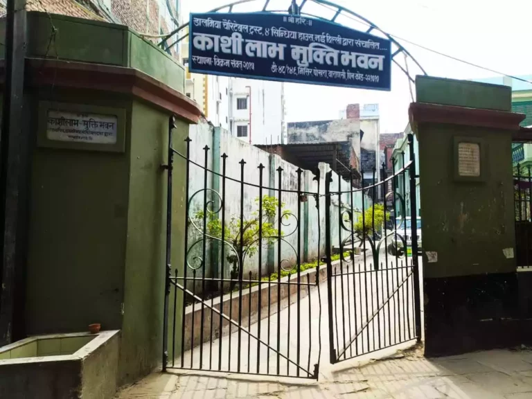 Half opened entrance gate of Kashi death hostel (Kashi laabh mukti bhawan) in Varanasi