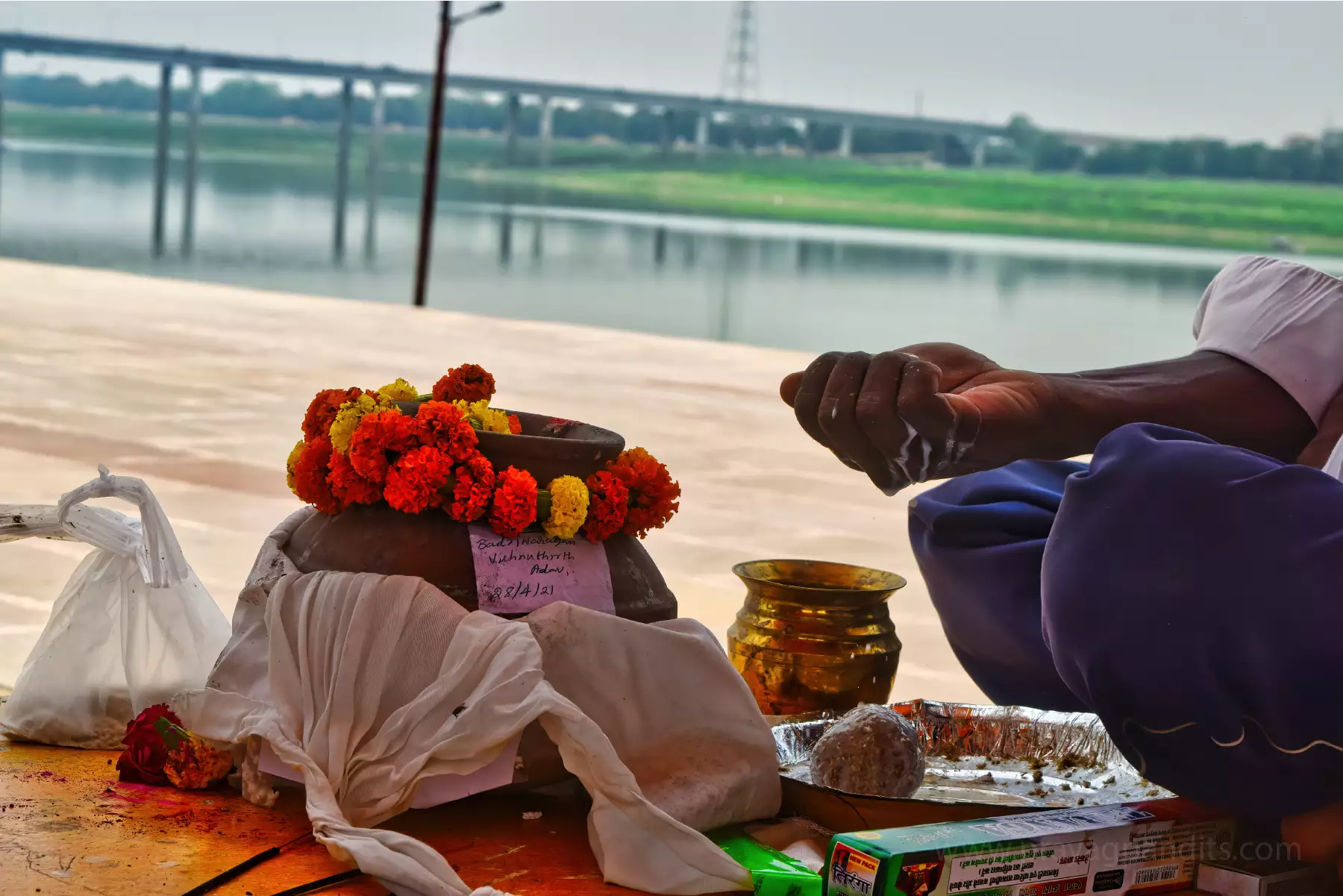 Pilgrim performing asthi visarjan in prayagraj