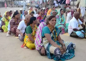 Image of Multiple pilgrims doing Veni Daan Poojan in Prayagraj triveni sangam