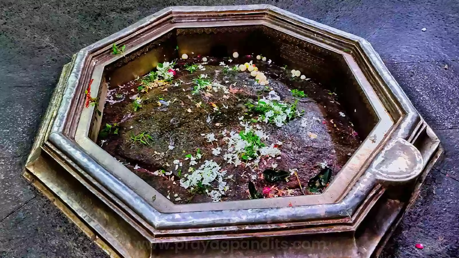 Image of Footsteps of lord vishnu in vishnupad temple