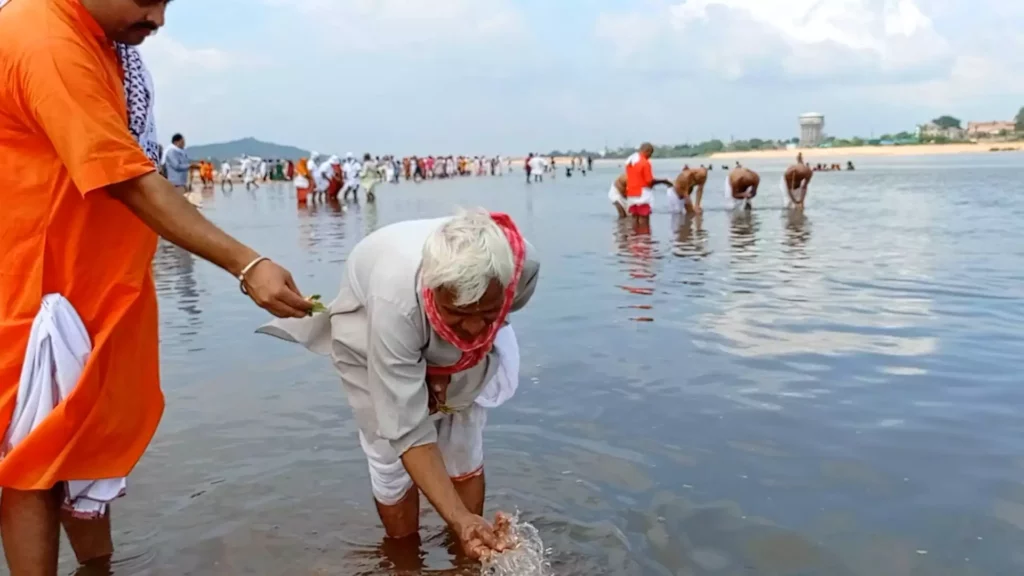 Image of a person doing tarpan in gaya