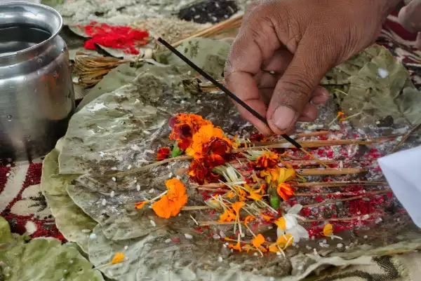 Devotee performing Shradh in Haridwar image