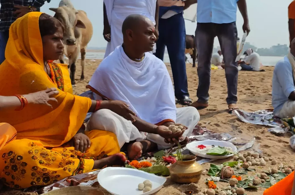 Image of Devotee performing pind daan in Gaya