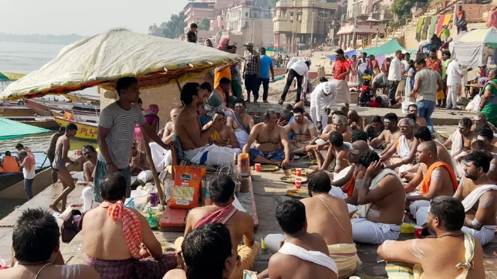 Image of pilgrims performing asthi visarjan and shradh in varanasi-Where to do asthi visarjan in Varanasi or kashi or benaras