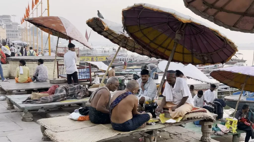 Image of pandit performing asthivisarjan in varanasi-What rules to follow for asthi visarjan in Varanasi or kashi or benaras