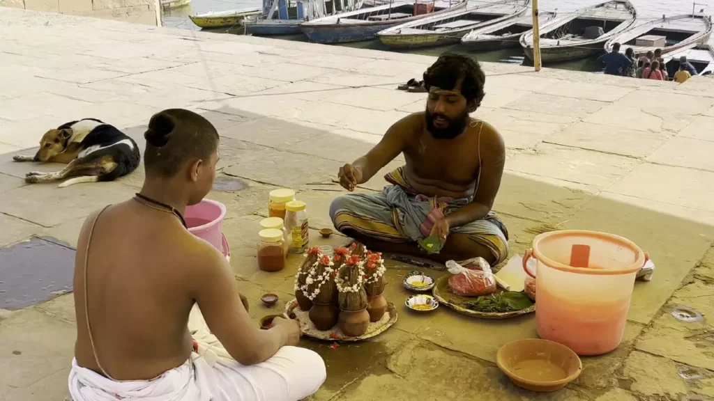 Image of pandit performing asthi visarjan pooja in varanasi-Best pandit to do asthi visarjan in Varanasi
