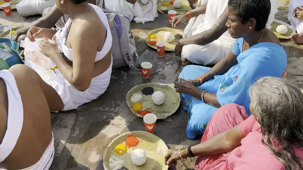 Image of pilgrims performing pind daan in kashi or varanasi-When to do Pind Daan in Varanasi or kashi