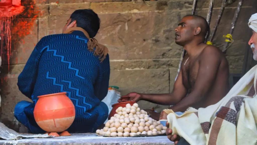 Pilgrim doing pind daan in varanasi or kashi-best Pandit to do Pind Daan in Varanasi or kashi