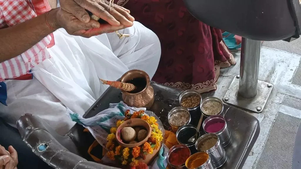 Image of devotee performing pind daan in prayagraj-What is the cost of Pind Daan in Prayagraj