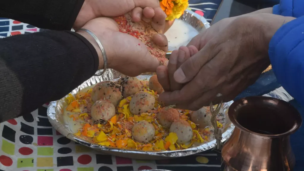 Devotees performing pind daan in prayagraj-best pandit to do Pind Daan in Prayagraj