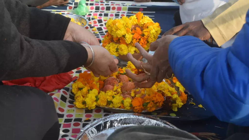 devotees performing pind daan in prayagraj-What rules to follow for Pind Daan in Prayagraj