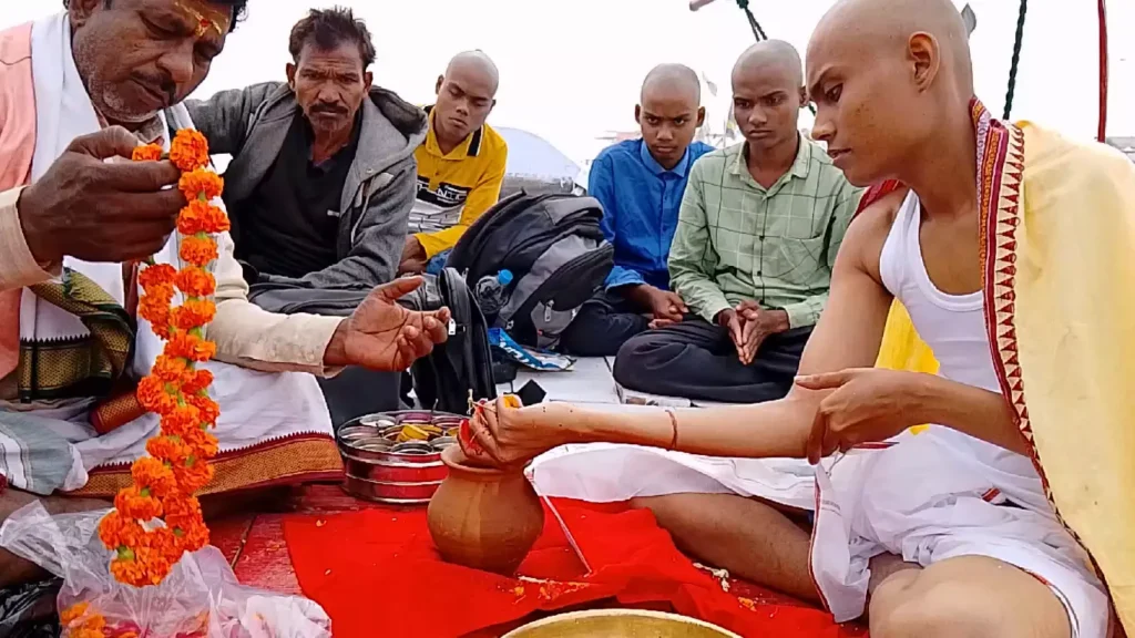 A family doing asthi visarjan in prayagraj-When to do asthi visarjan in Prayagraj or Allahabad