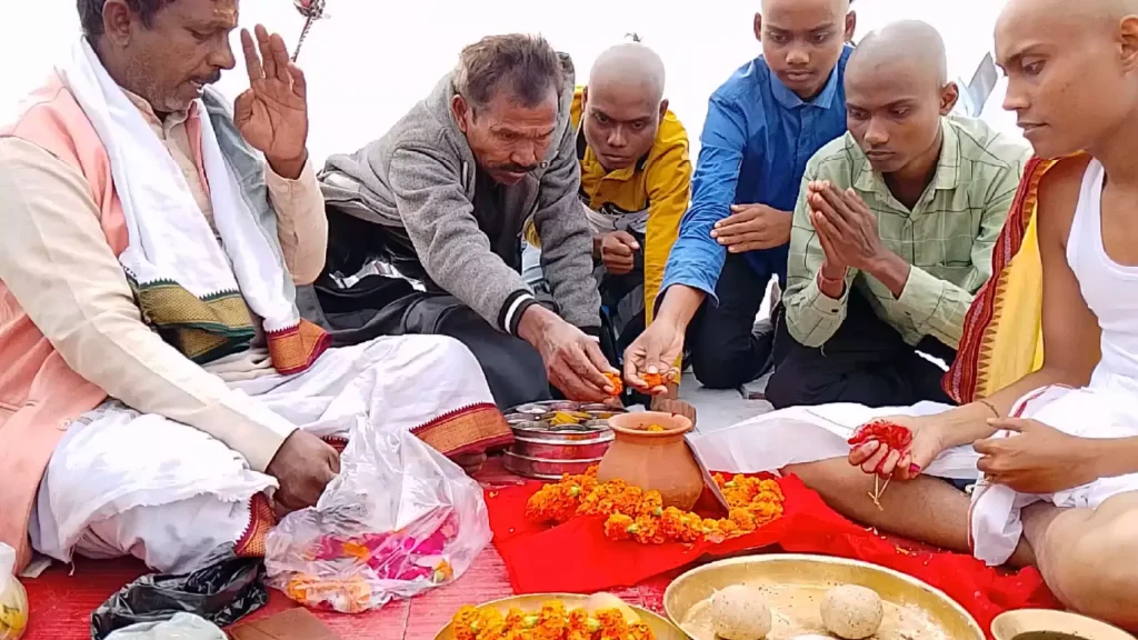 Family doing asthi visarjan in praygaraj-Where to do asthi visarjan in Prayagraj or Allahabad