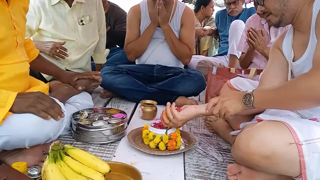 Pilgrims performing asthi visarjan in prayagraj at triveni sangam-What is the cost of asthi visarjan in Prayagraj or Allahabad
