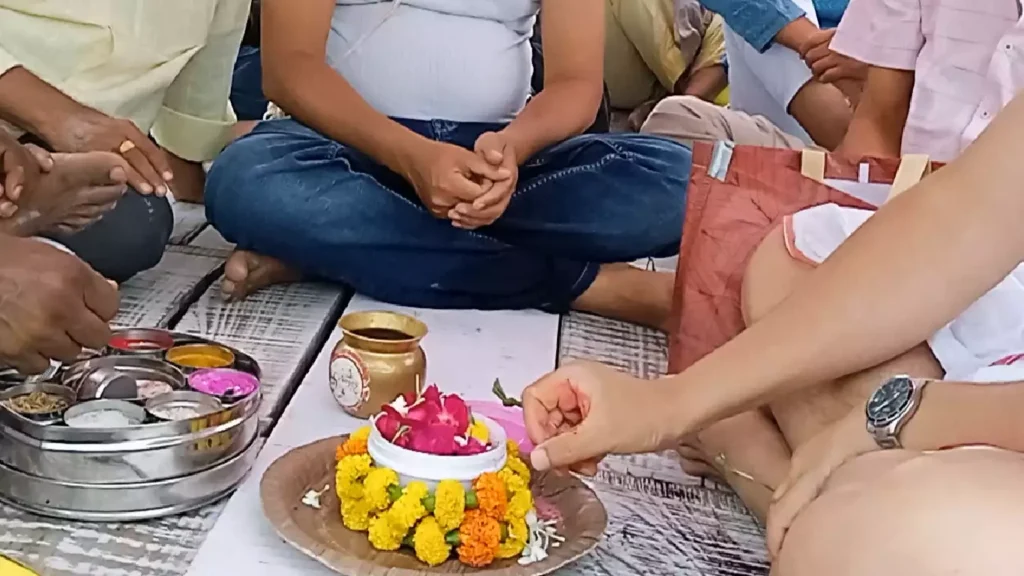 Pilgrims performing asthi visarjan in prayagraj at triveni sangam-Best pandit to do asthi visarjan in Prayagraj or Allahabad