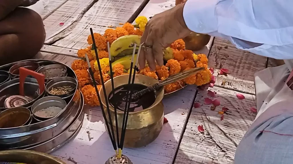 Pilgrim doing asthi visarjan in prayagraj-What rules to follow for asthi visarjan in Prayagraj or Allahabad