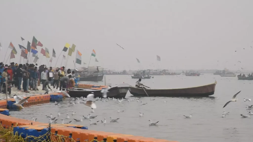 A beautiful view of triveni sangam in prayagraj-Why is Prayagraj considered significant for Asthi Visarjan