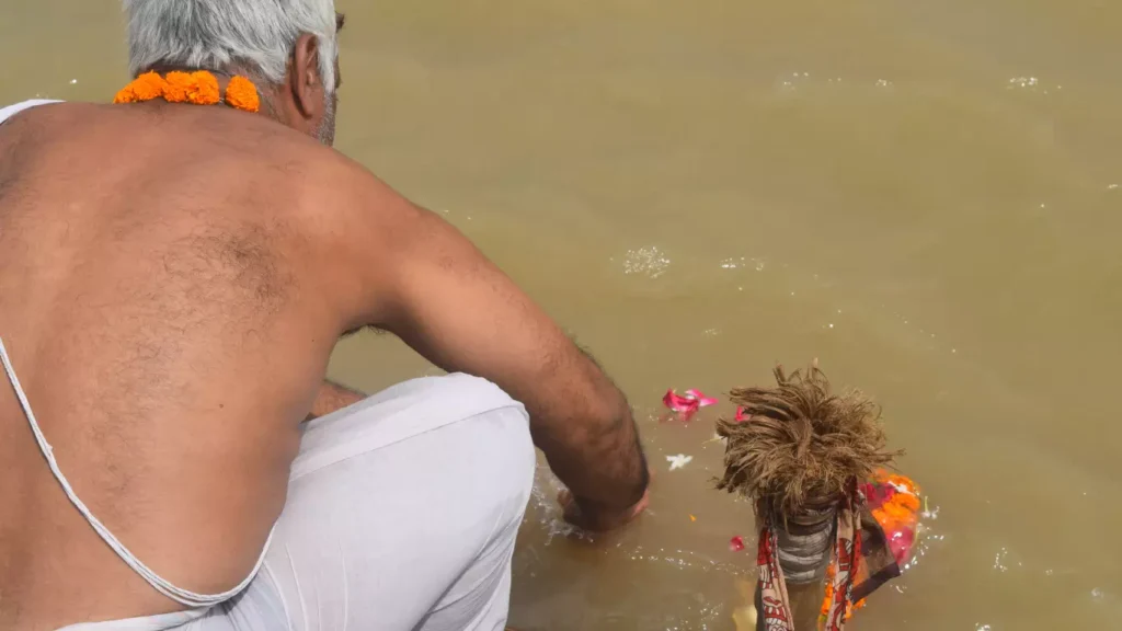 Pilgrim performing asthi visarjan in prayagraj-What is the best time to perform Asthi Visarjan in Prayagraj