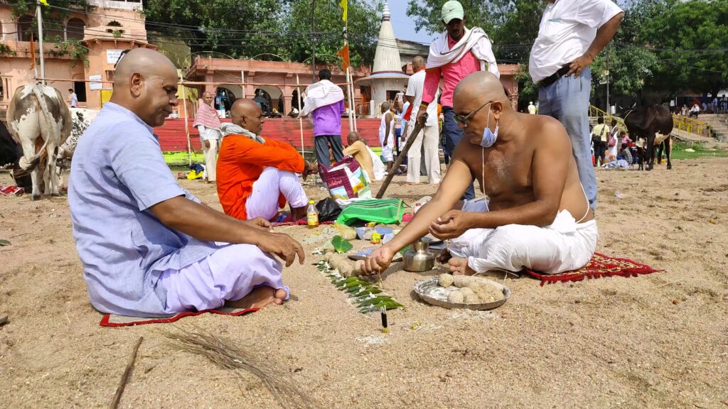 What kind of lifestyle or behavior should one follow before and after performing Pind Daan?