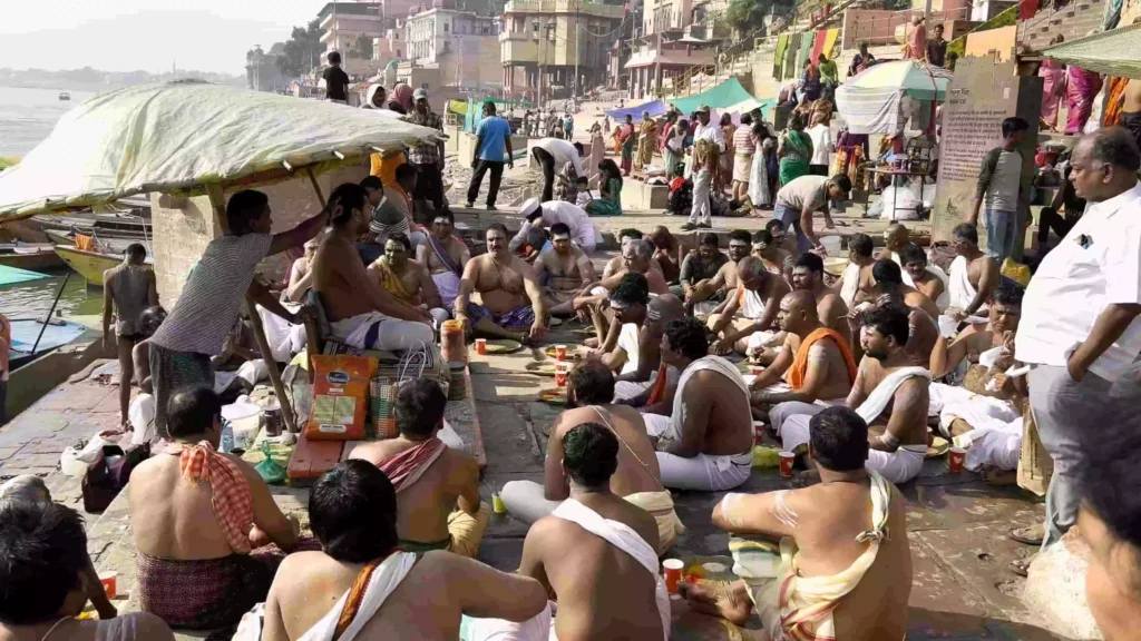Is advance booking required for Pind Daan in Varanasi?