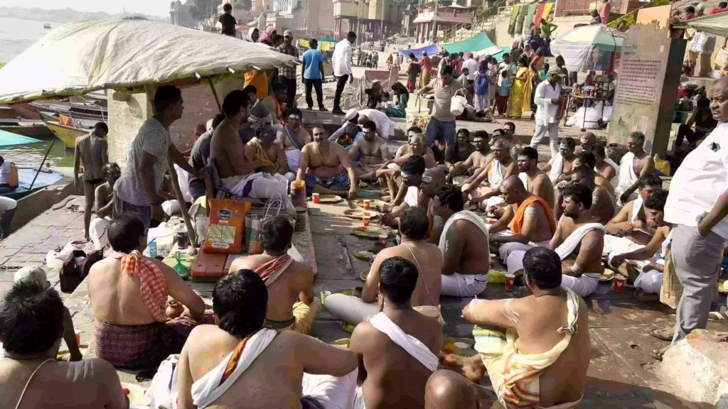What are the spiritual benefits of performing Pind Daan in Varanasi?