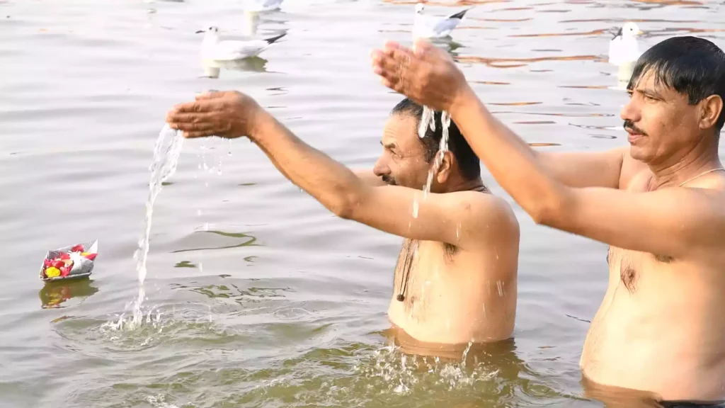 How important is taking a holy bath at the Triveni Sangam before performing Pind Daan in Prayagraj?