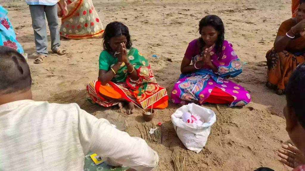 Who traditionally performs the Shraddh rituals for the family when they come to Gaya?