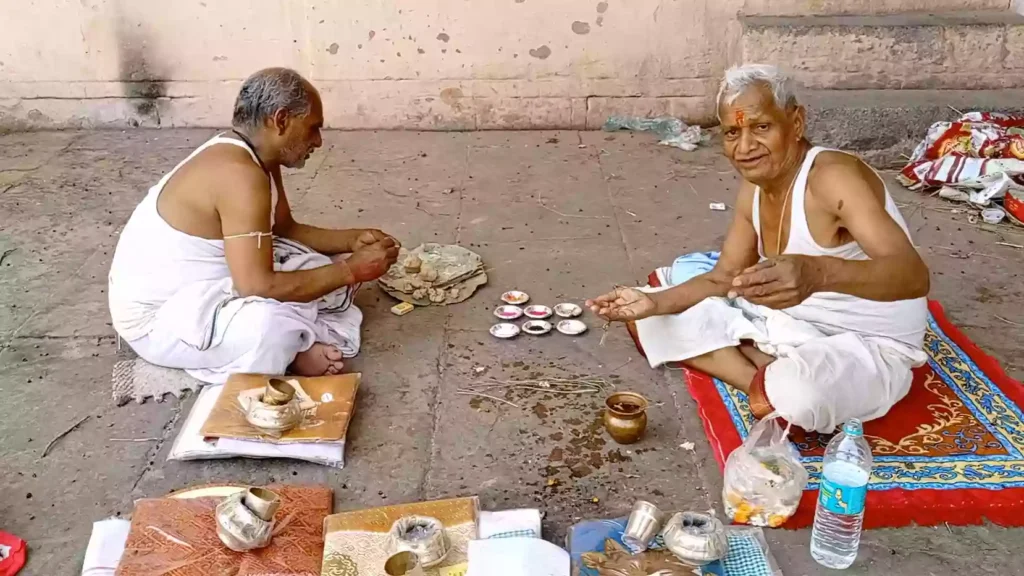 What are the typical arrangements for staying and eating for pilgrims coming for Shraddh in Gaya?