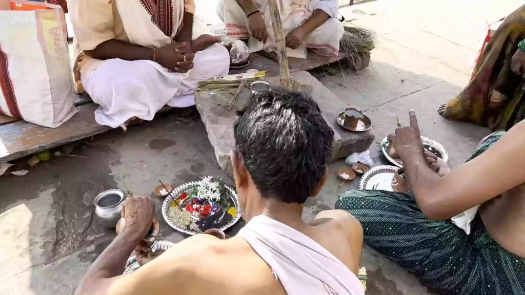 What are the accommodation and logistical arrangements like near the Ghats?