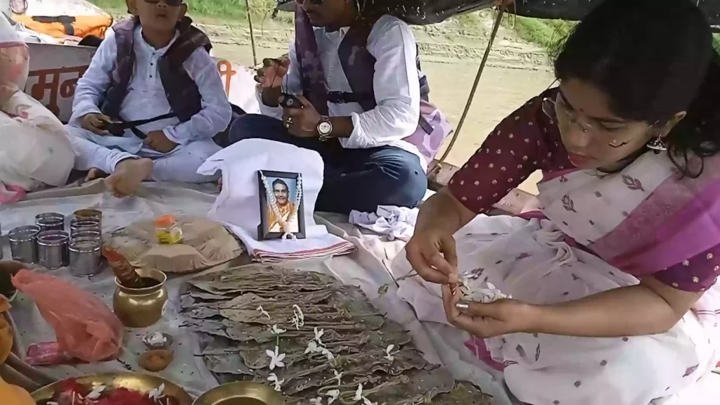 Are there specific clothing requirements or colors to wear during Shradh at Prayagraj?