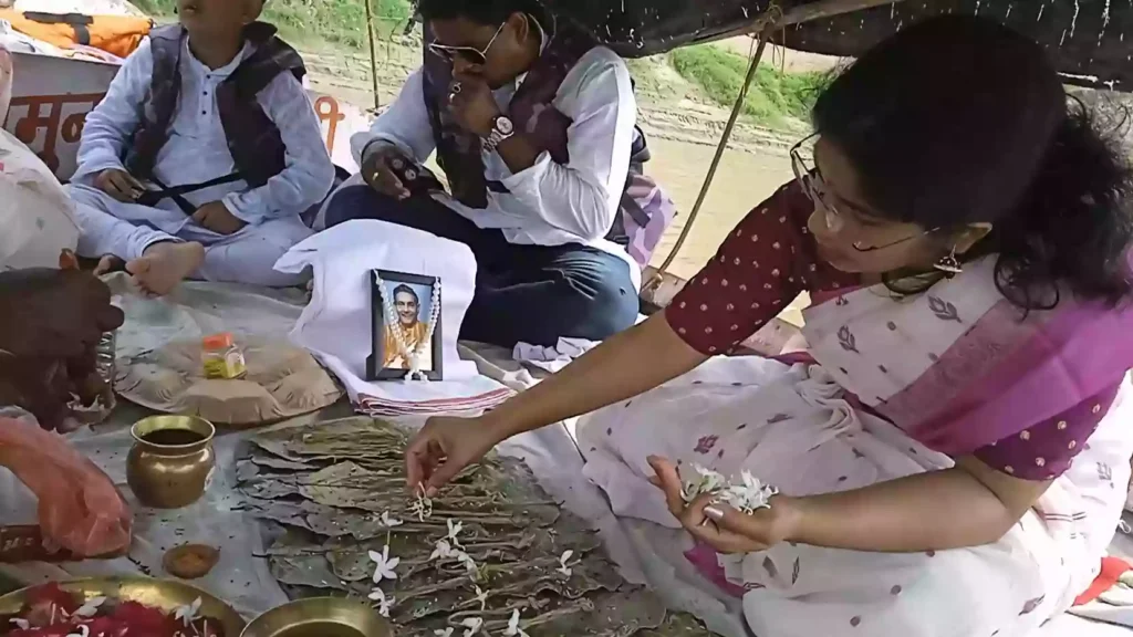 How do pilgrims typically reach the exact spot in the middle of the river for rituals at the Sangam?