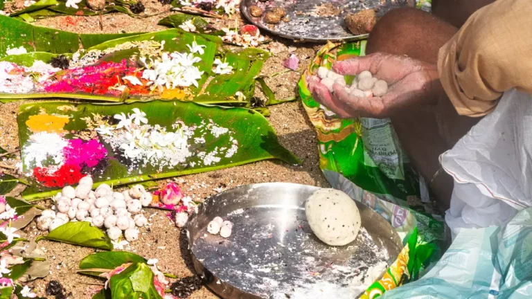 Photo of a devotee while doing shradh for his father in Gaya