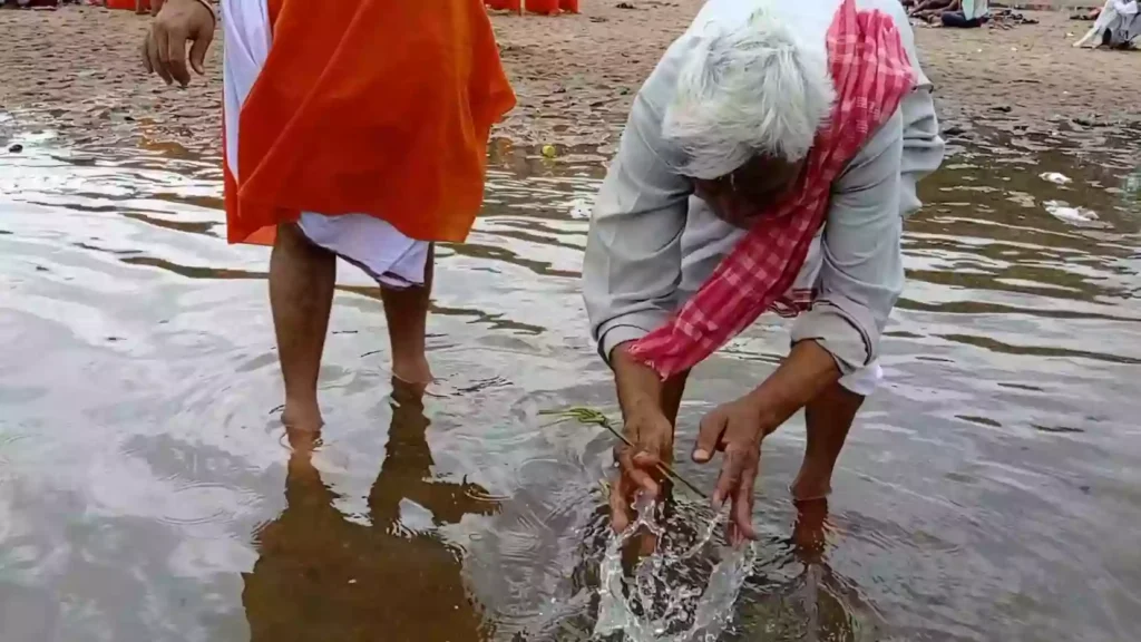 Who performs the Tarpan rituals in Gaya?