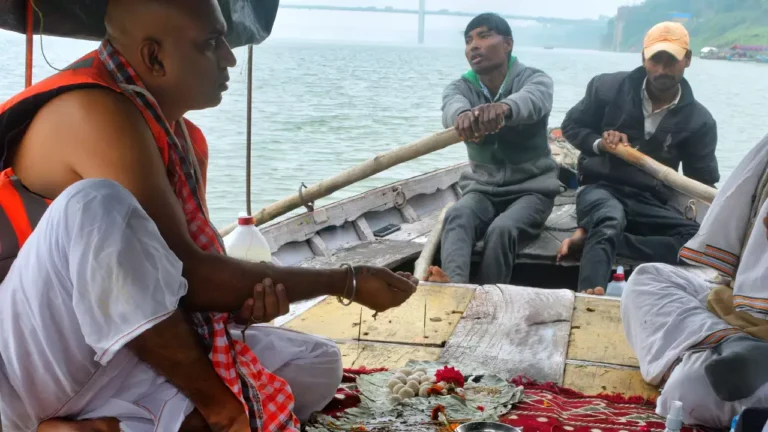 Photo of Son performing pind daan for his ancestors-Who is eligible to perform Pind Daan?