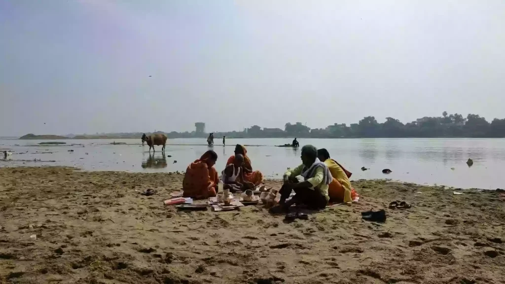 What is the approximate cost Dakshina for performing Tarpan in Gaya?