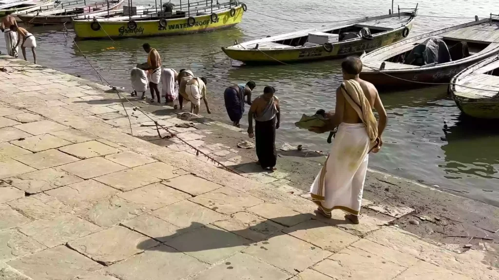 Why is Varanasi considered a significant place for performing Tarpan?