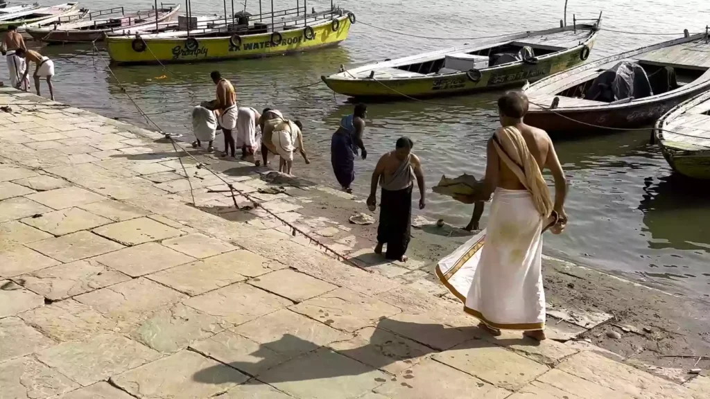 What is the role of the Ganga River in Varanasi Tarpan rituals?