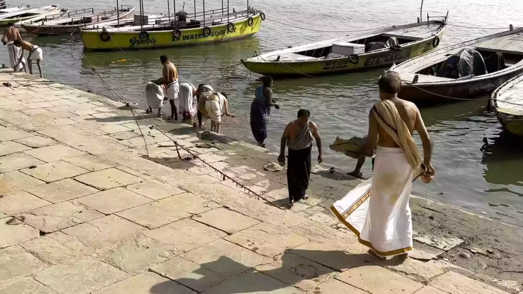 When is the best time to perform Tarpan in Varanasi?