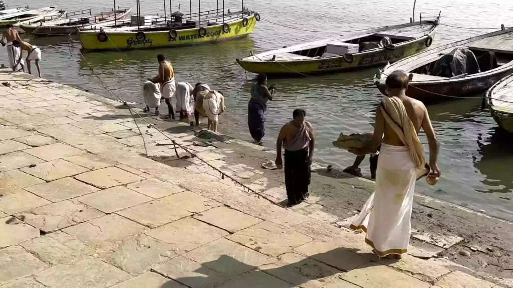 Can Tarpan be performed in Varanasi throughout the year?