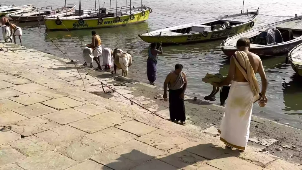 How is the Tarpan ritual typically conducted on the Varanasi ghats?