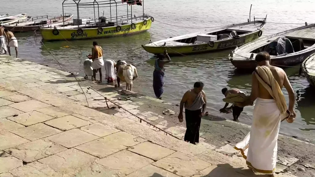 Who guides the Tarpan rituals in Varanasi?