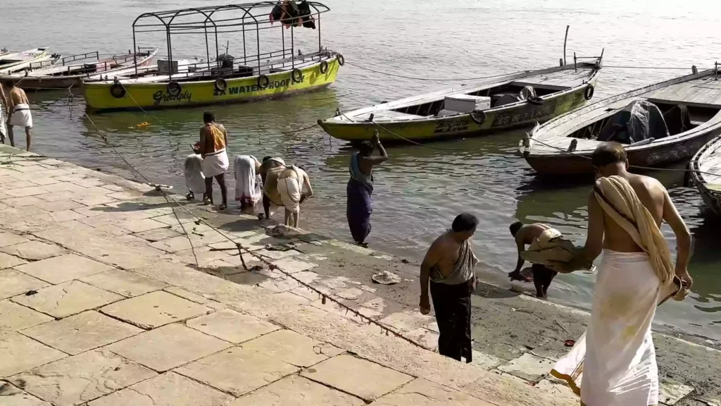 How can one find a reliable Pandit for Tarpan in Varanasi?