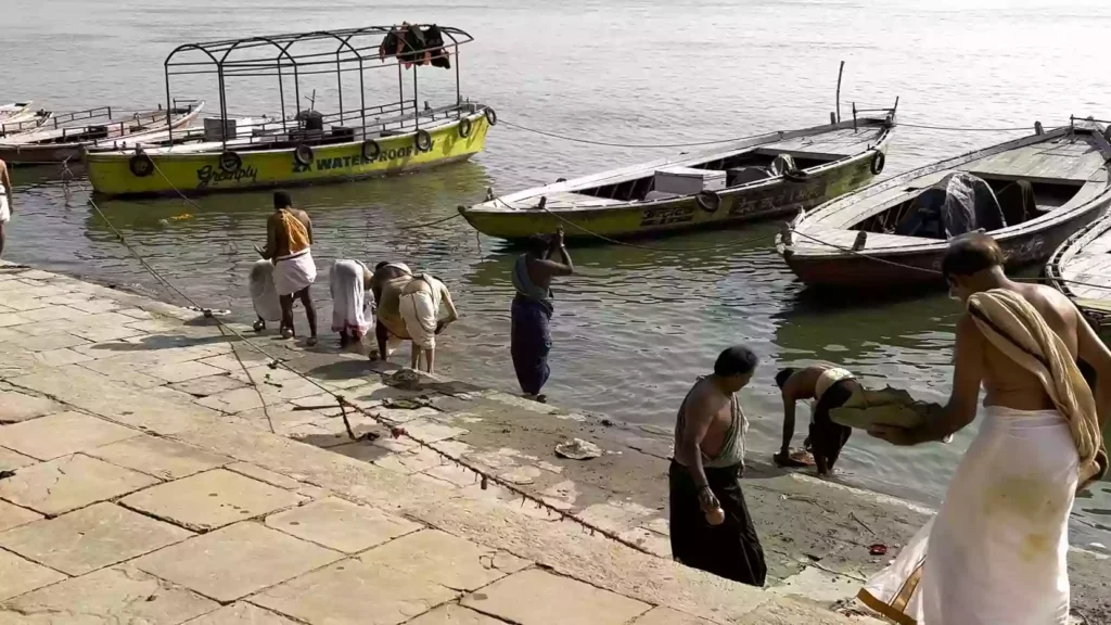 How long does the Tarpan ritual usually take in Varanasi?