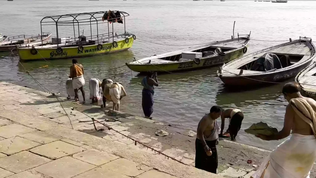 Who is eligible to perform Tarpan in Varanasi?