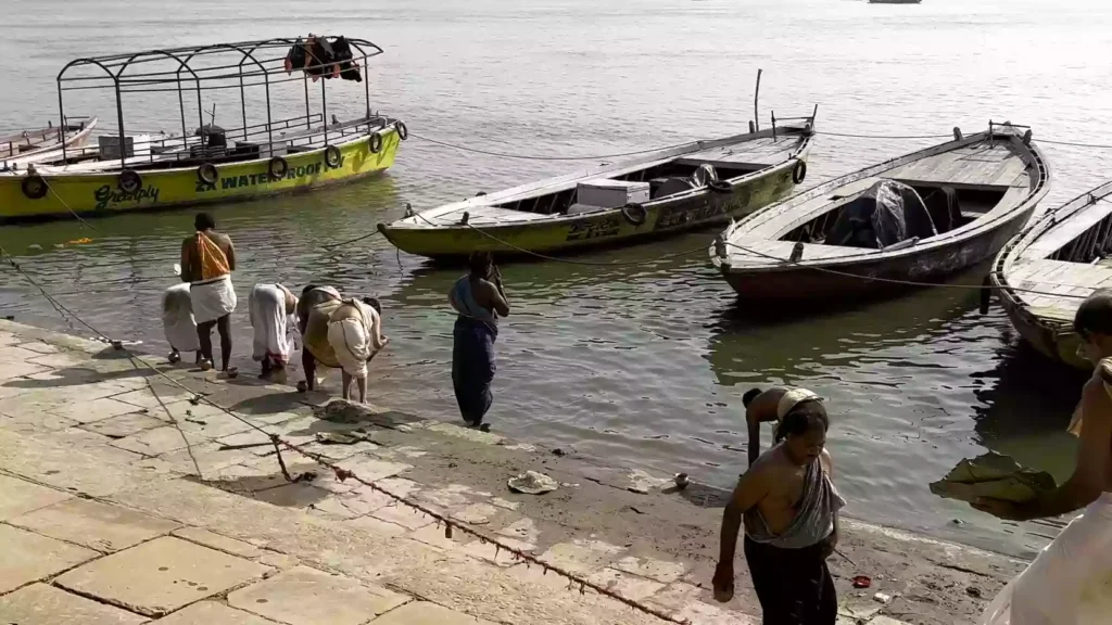 What are the unique spiritual benefits of performing Tarpan in Varanasi?