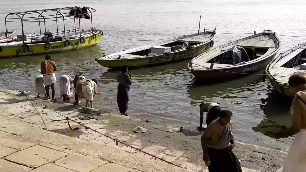 How does Tarpan in Varanasi different from Tarpan in Gaya?