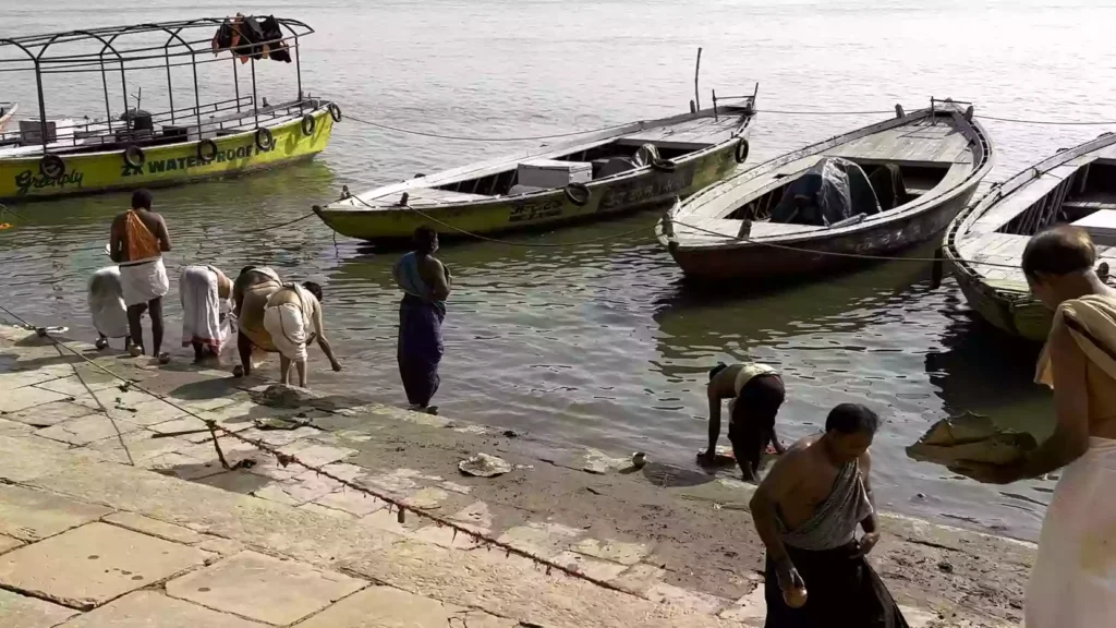 What attire is appropriate for performing Tarpan at the Varanasi ghats?