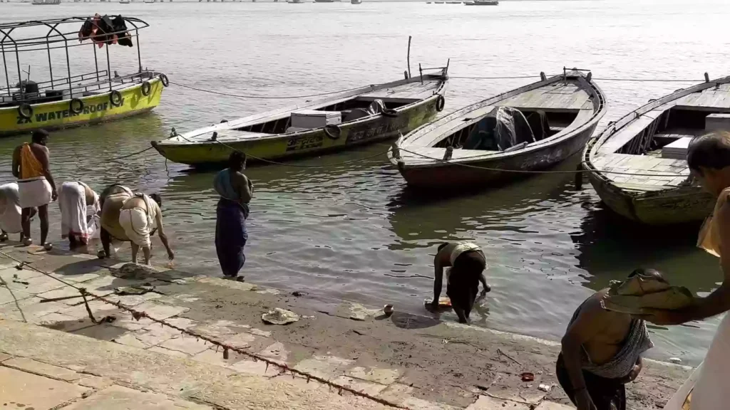 Are there online services available for performing the Tarpan in Varanasi?