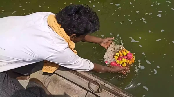 How is Tarpan typically performed at the Triveni Sangam in Prayagraj? Prayagraj Pitru Tarpan