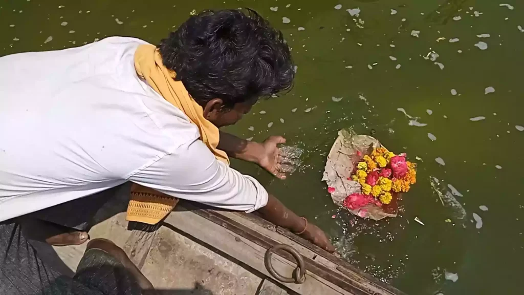 Who are the priests guiding Tarpan rituals in Prayagraj?